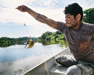 Tekakro Xikrin pescando no Rio Bacajá, próximo a Aldeia Pot-Kro, na Terra Indígena Trincheira-Bacajá.