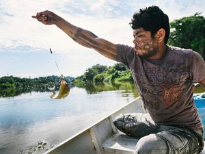 Tekakro Xikrin pescando no Rio Bacajá, próximo a Aldeia Pot-Kro, na Terra Indígena Trincheira-Bacajá.