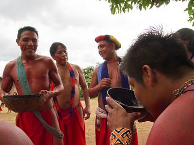 Lideranças do povo indígena Waiãpi, recebendo representantes dos povos Parakanã e Xikrin em festa para comemorar um dos eventos de intercâmbio do projeto IGATI.