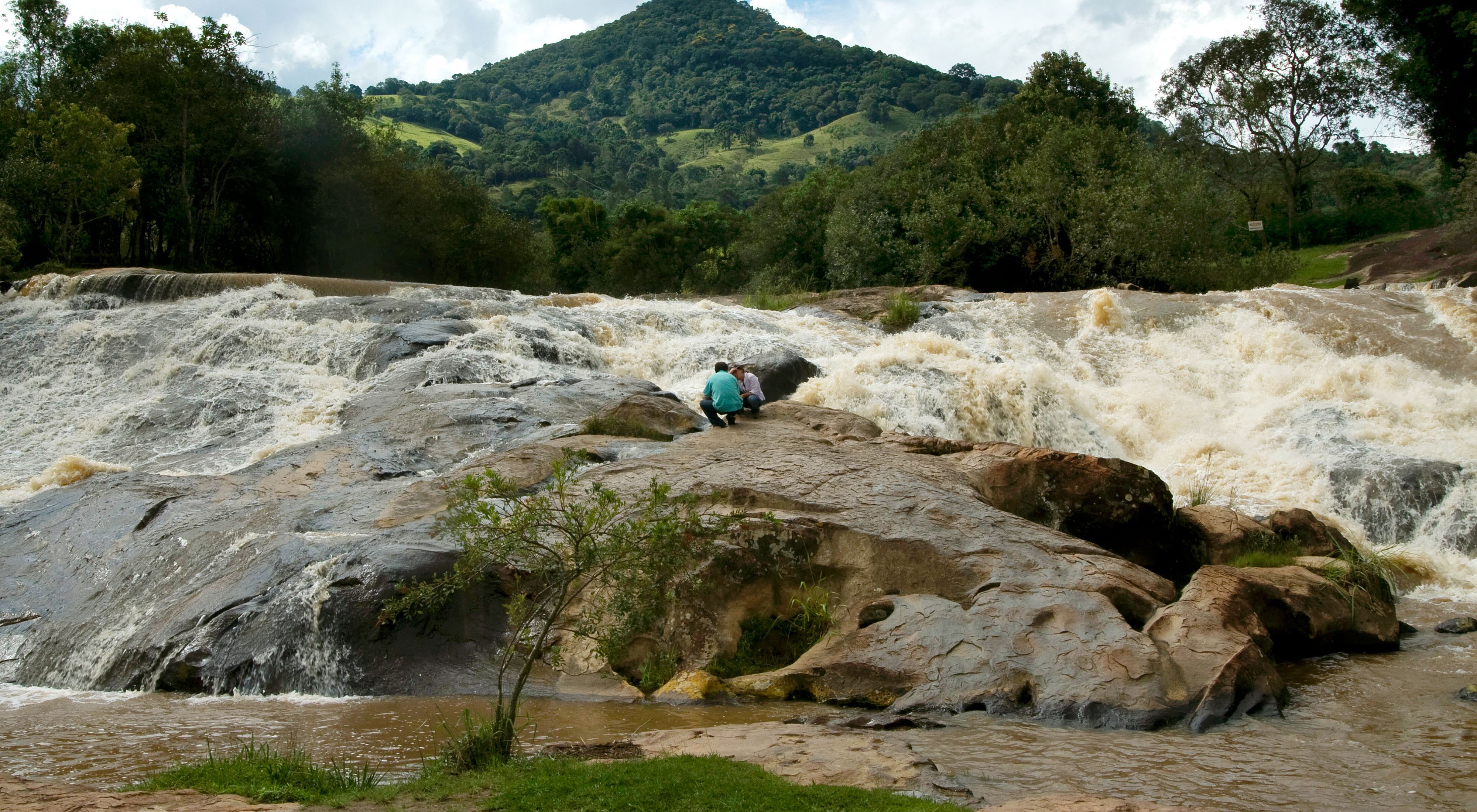 Equipe do projeto Produtor de Água no Parque Municipal da Cachoeira do Salto, no Rio Jaguari, em Extrema-MG.