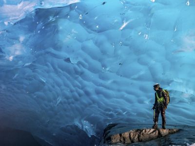 Uma geleira nos Alpes Suiços com parte do gelo derretendo.