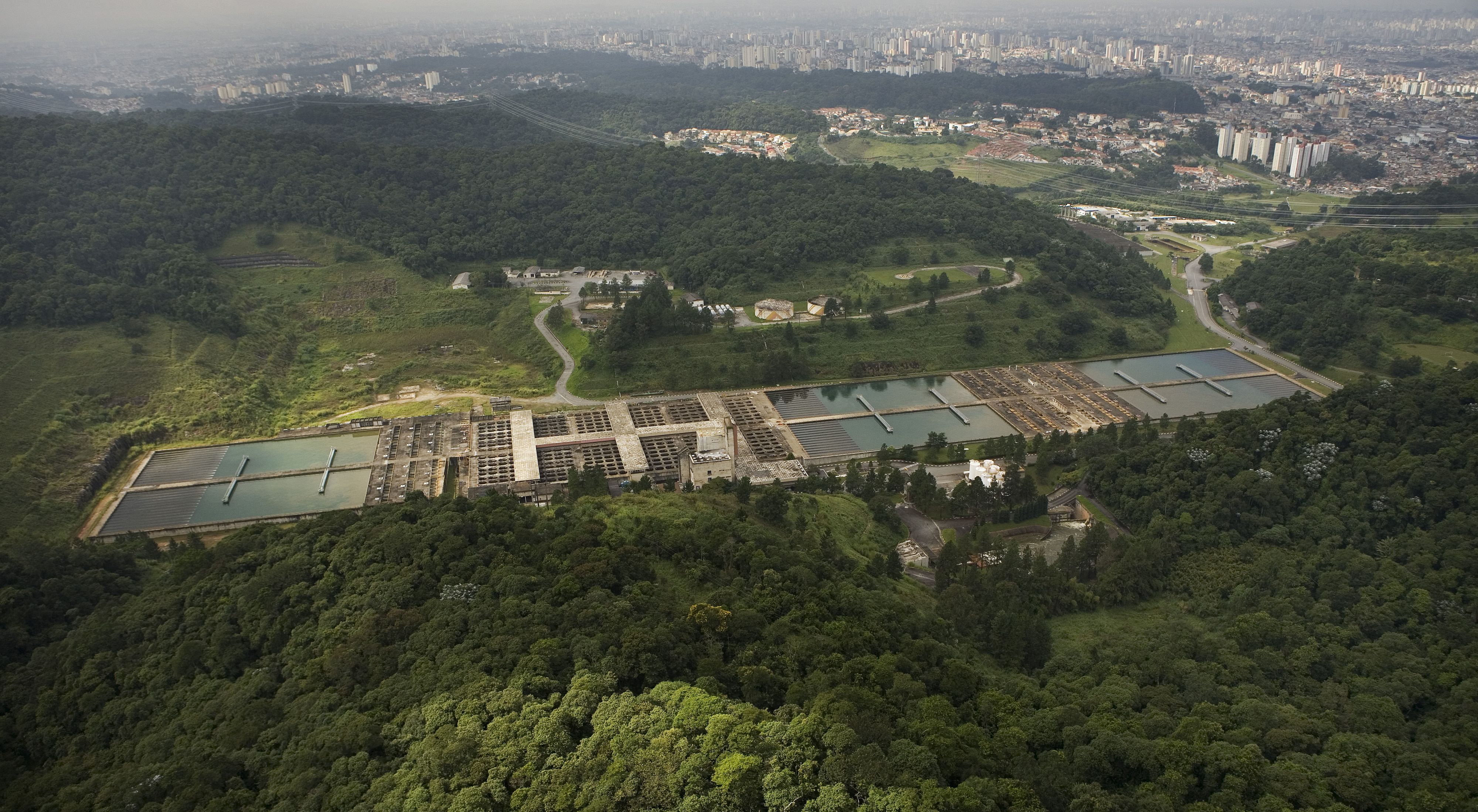 (ALL RIGHTS, ALL USES - CREDIT IS MANDATORY) Aerial view of the water purification plant, part of the Cantareira system which provides fifty percent of Sao paulo's drinking water. Some of the Sao Paulo urban area can be seen beyond the water treatment facility. PHOTO CREDIT: ©Scott Warren     
