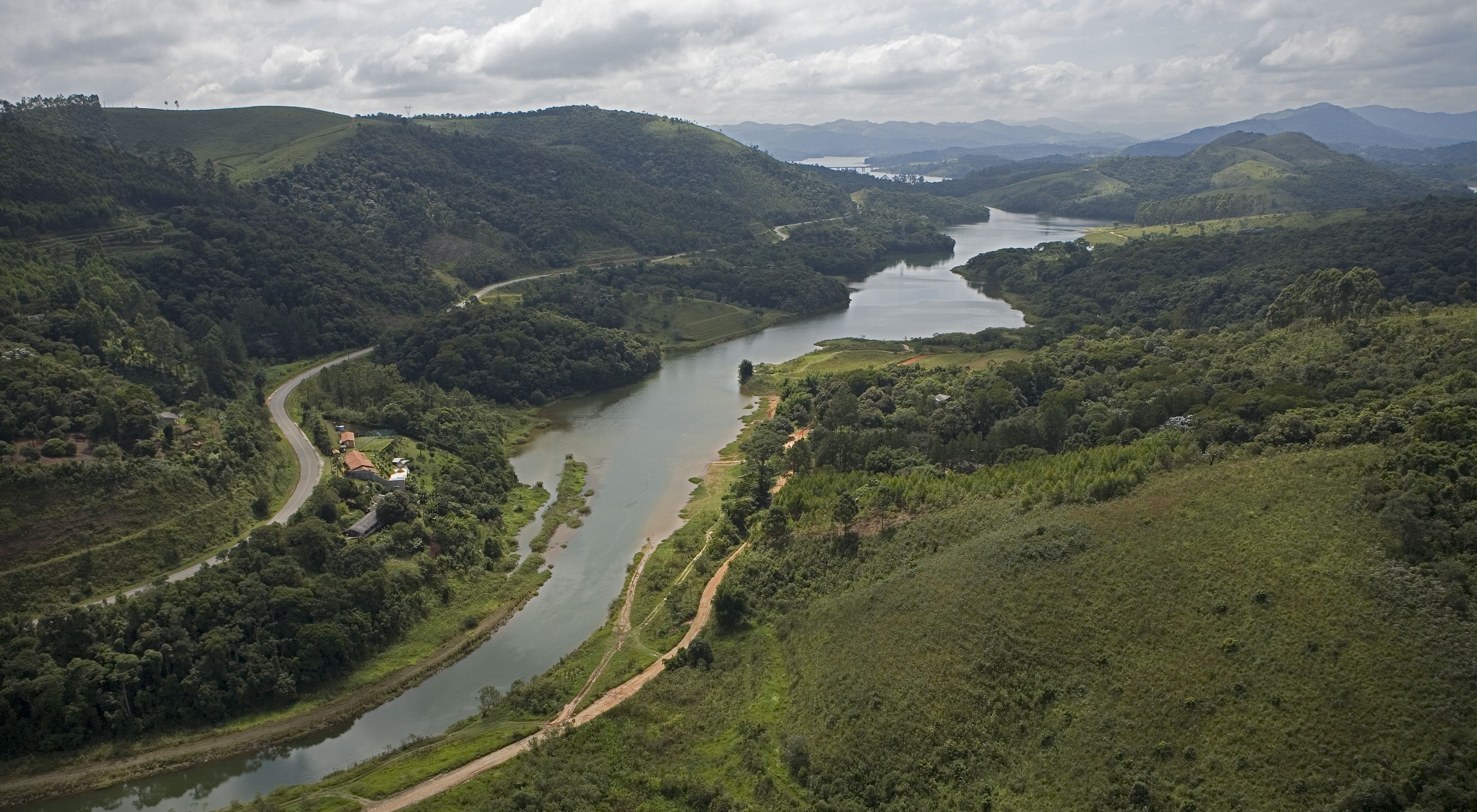 Vista aérea do reservatório Atibainha, parte do Sistema Cantareira, em Nazaré Paulista-SP.