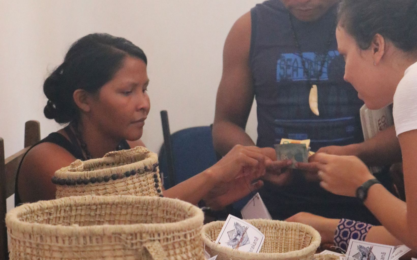 Representantes do povo indígena Parakanã vendendo o artesanato produzido em suas aldeias.