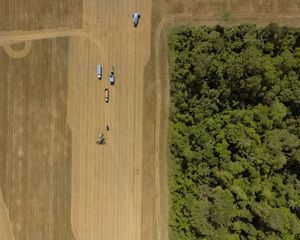 Imagem captada por drone de uma colheita de soja em Santarém - PA.