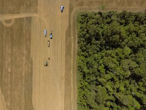 Imagem captada por drone de uma colheita de soja em Santarém - PA.