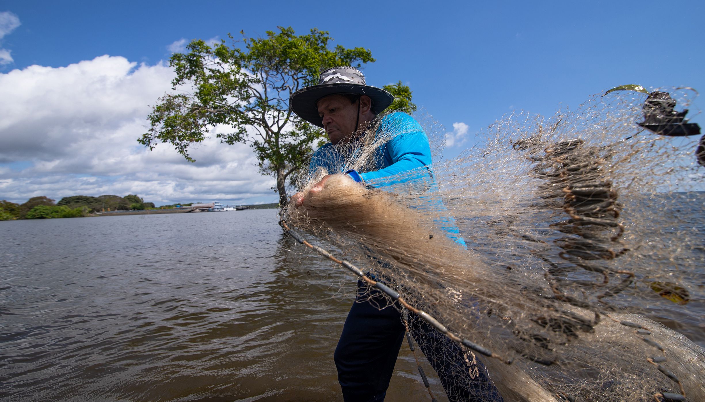 Pescador joga rede no Rio Tapajós