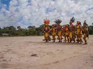 Comunidade da aldeia Wazaré dançando em apresentação cultural.