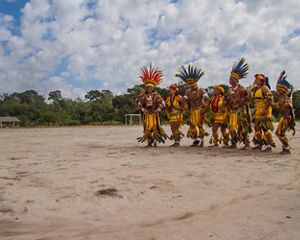 Comunidade da aldeia Wazaré dançando em apresentação cultural.