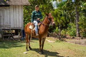 Produtora rural montada em um cavalo.