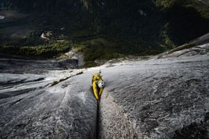 un escalador abriéndose camino por una pared de roca vertical.