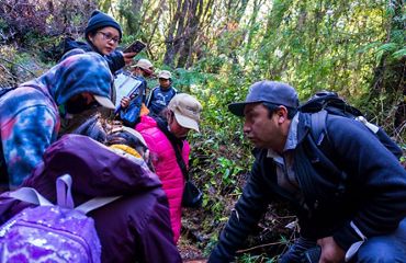 Danilo González guía a alumnos y alumnas por sendero Los Alerces