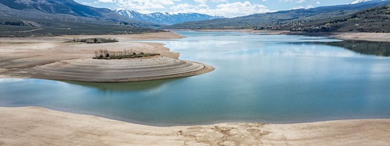 An aerial photo of low water levels in a reservoir.