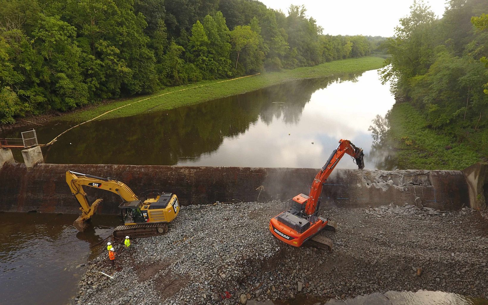 Photo of heavy equipment removing the Columbia River dam in New Jersey.