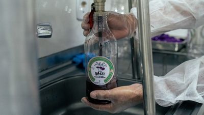 Botella de jugo de fruta en planta de procesamiento.