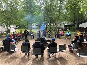 来自Misipawistik Cree Nation的长老和青年聚集在温尼伯湖的岸边，曼尼托巴省大急流湖附近。