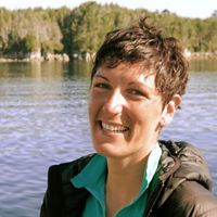 marine scientist jenn burt in front of the ocean