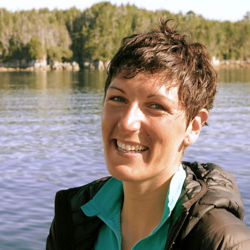 marine scientist jenn burt in front of the ocean