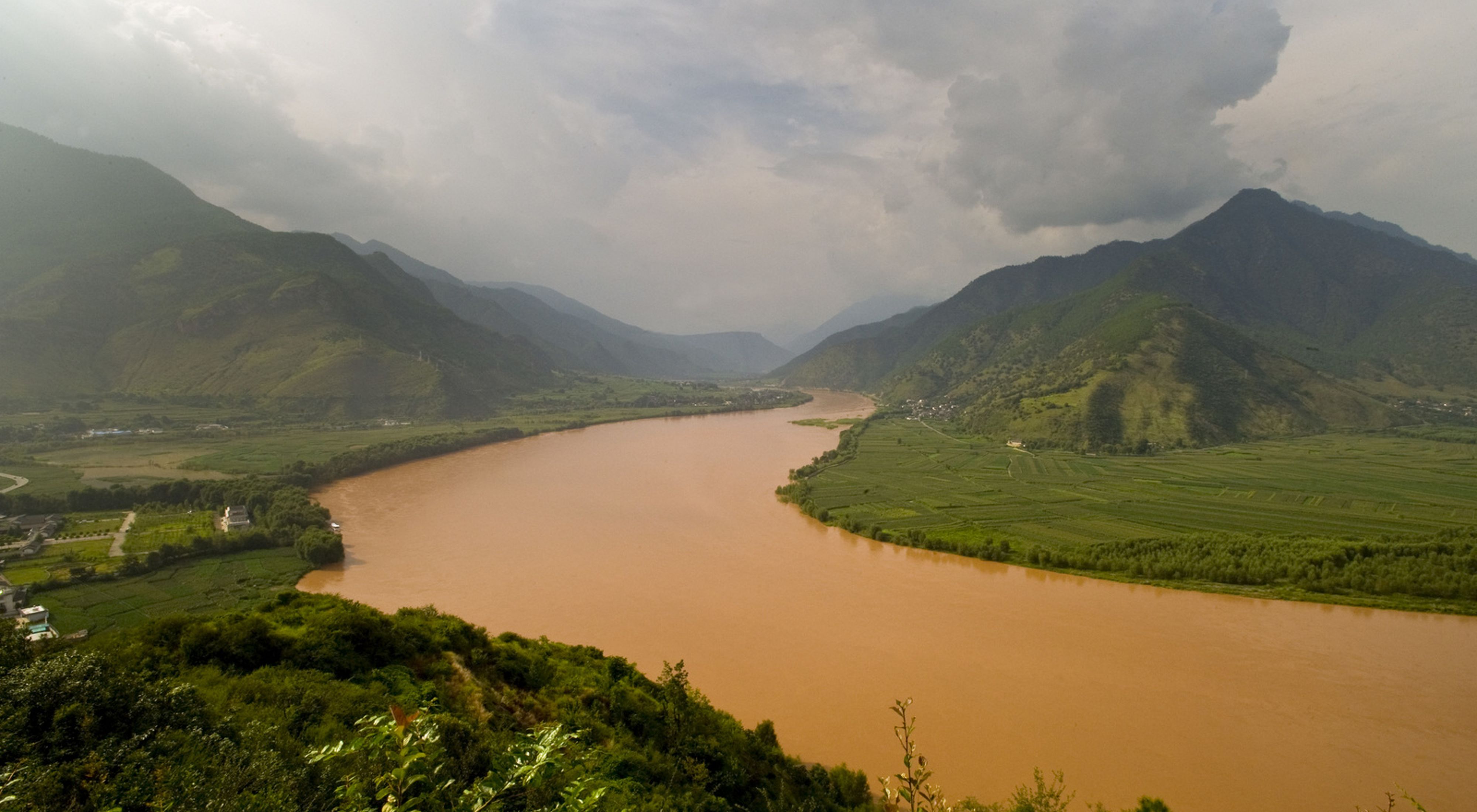 降雨使中國西南部雲南省長江上游充滿泥濘的河水