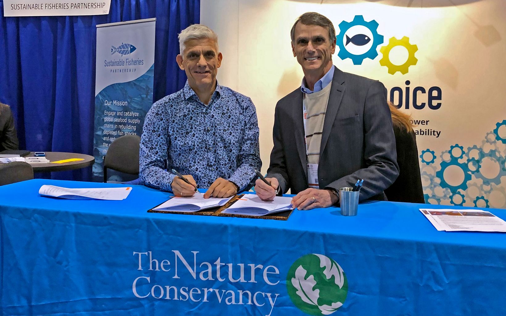 Signing for Snapper (From left) Peter Mous, Director of TNC Indonesia Fisheries Program with Don George of Bumble Bee Foods (owner of Anova Food LLC). © TNC
