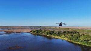 El dron de ReForest Latam en pleno vuelo de dispersión de semillas.