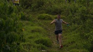 Mauro Salazar practicando trail running en un campo.