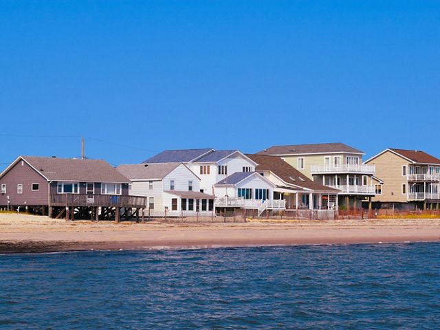 A group of houses sites agasint the Delaware Bay.