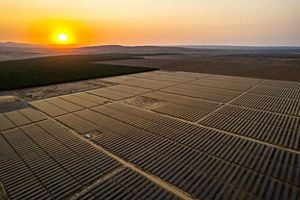 Aerial image of The Maricopa West Solar project site in the San Joaquin Valley, near the town of Taft, California. © Stuart Palley