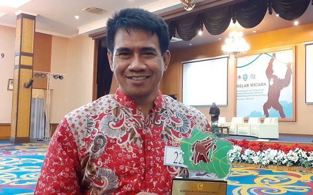TNC’s partnership manager for Yayasan Konservasi Alam Nusantara (YKAN), Edy Sudiono, receives an award
