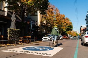 Ciclista en una calle de la ciudad de uso exclusivo para bicicletas.