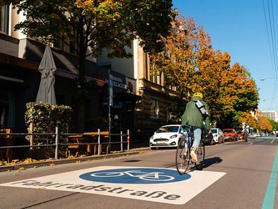 Ciclista en una calle de la ciudad de uso exclusivo para bicicletas.
