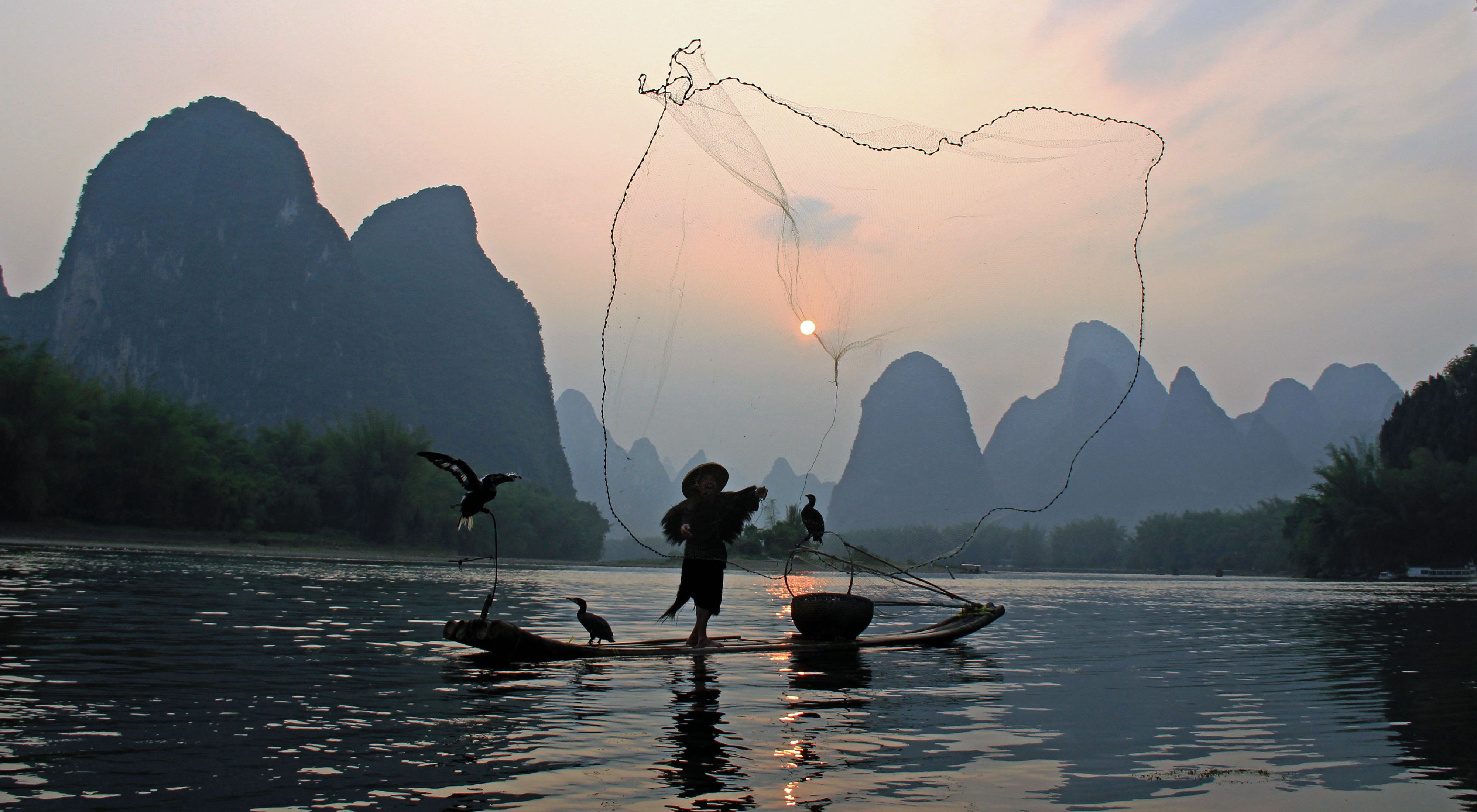 Река ли рыбалка на реке. Лунная гора Яншо. Рыбаки на реке ли Китай. Гуйлинь рыбалка. Яншо представление.