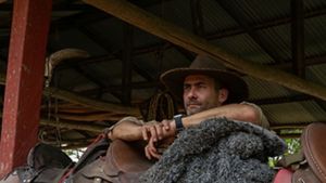 Mauro Salazar posa con aparejos de montura de un caballo.