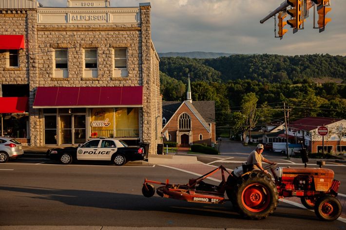 una escena de la calle principal de un pequeño pueblo