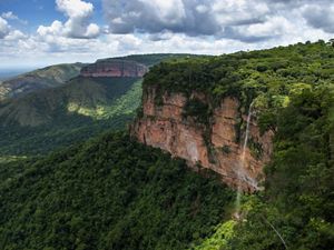 This is Chapada dos Guimarães, a place in central Brazil. An important hydromorphic region, whose rocks are responsible for absorbing water from the clouds and redistributing