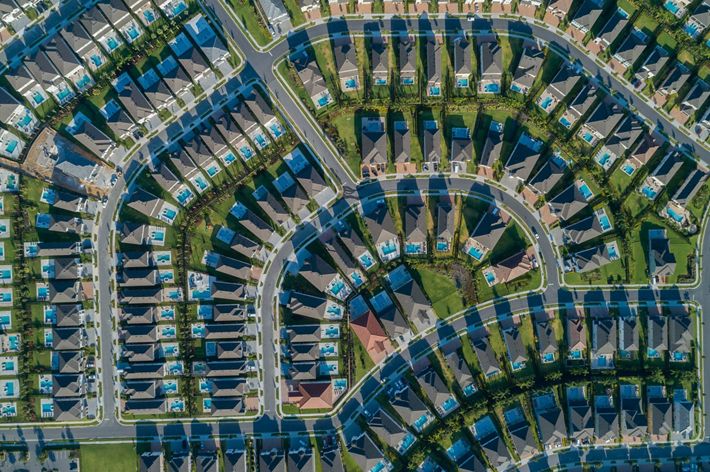 Una vista aérea de un desarrollo residencial lleno