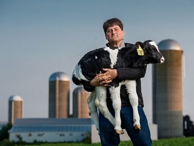 Un ganadero de Wisconsin sostiene un becerro