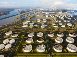 Almacenamiento de petróleo en el puerto de Rotterdam.