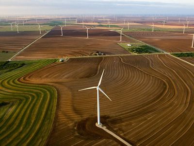Un parque eólico en campos agrícolas en Texas.