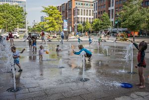 Unos niños disfrutan de un juego de agua en Washington, D.C.