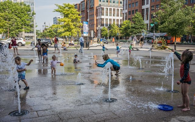 Unos niños disfrutan de un juego de agua en Washington, D.C.