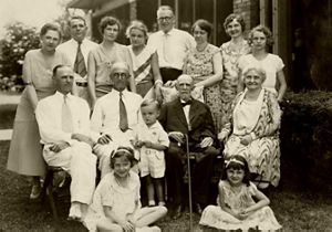 A vintage black-and-white photo of the Franklin family from 1932.