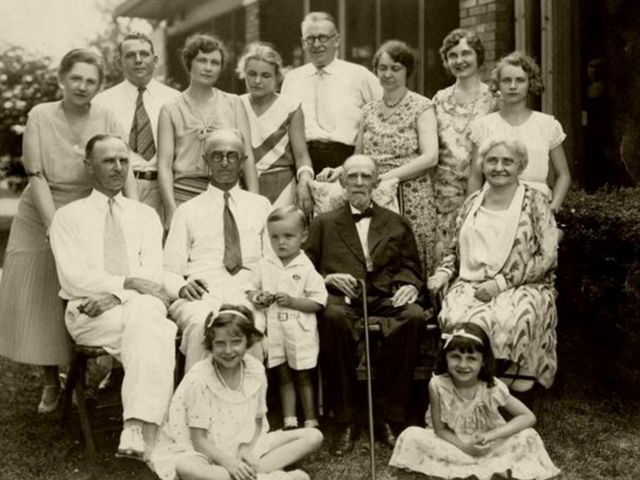 A vintage black-and-white photo of the Franklin family from 1932.