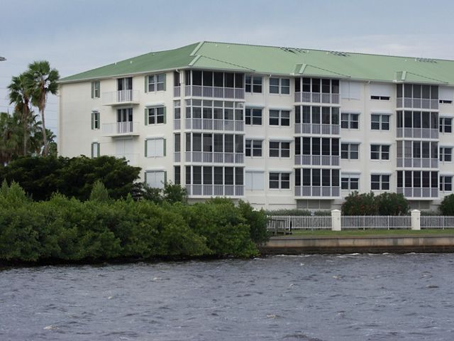 Building sitting on a shoreline in Florida shows the difference between grey and green shorelines.