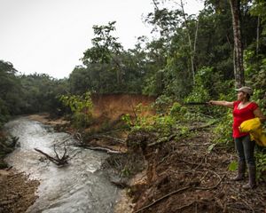 Mercedes ve las conexiones que la unen con su bosque conservado, con sus animales, que le dan de comer, y con su tierra, y espera protegerlo toda la vida.