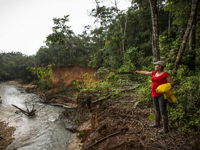 Mercedes ve las conexiones que la unen con su bosque conservado, con sus animales, que le dan de comer, y con su tierra, y espera protegerlo toda la vida.