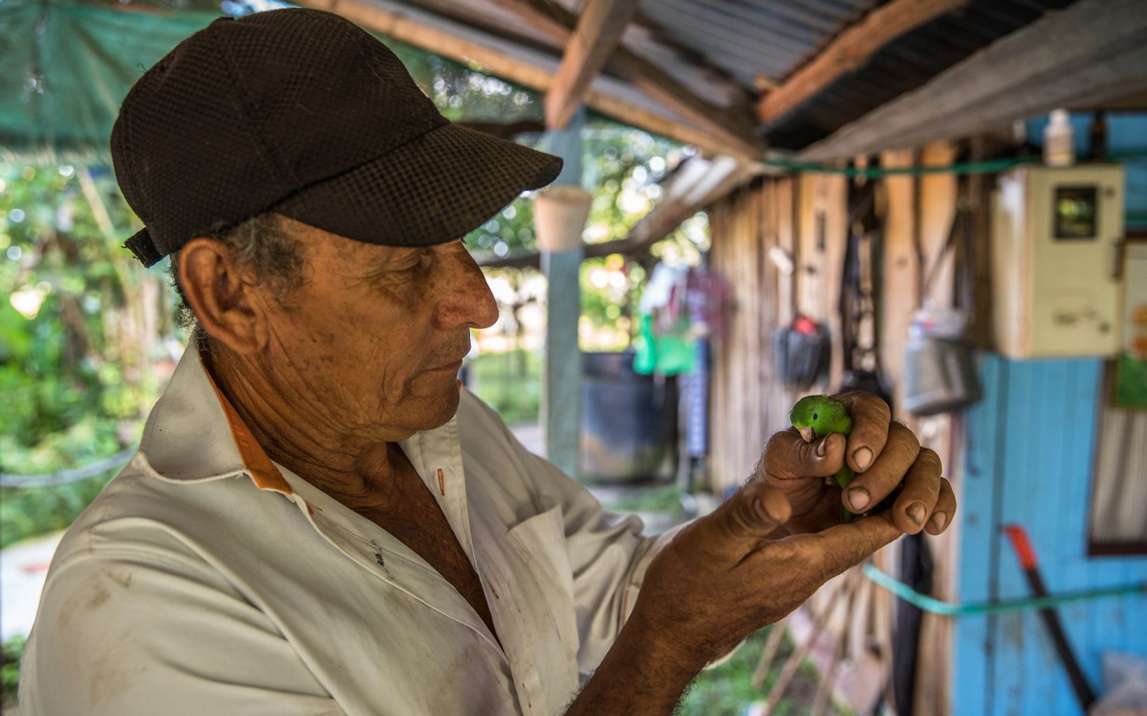 Transición cultural Edilson pertenece a un gremio profundamente tradicional que apenas ahora ve su potencial para ser parte de la solución climática, y se ha comprometido con corregir errores. © TNC Colombia