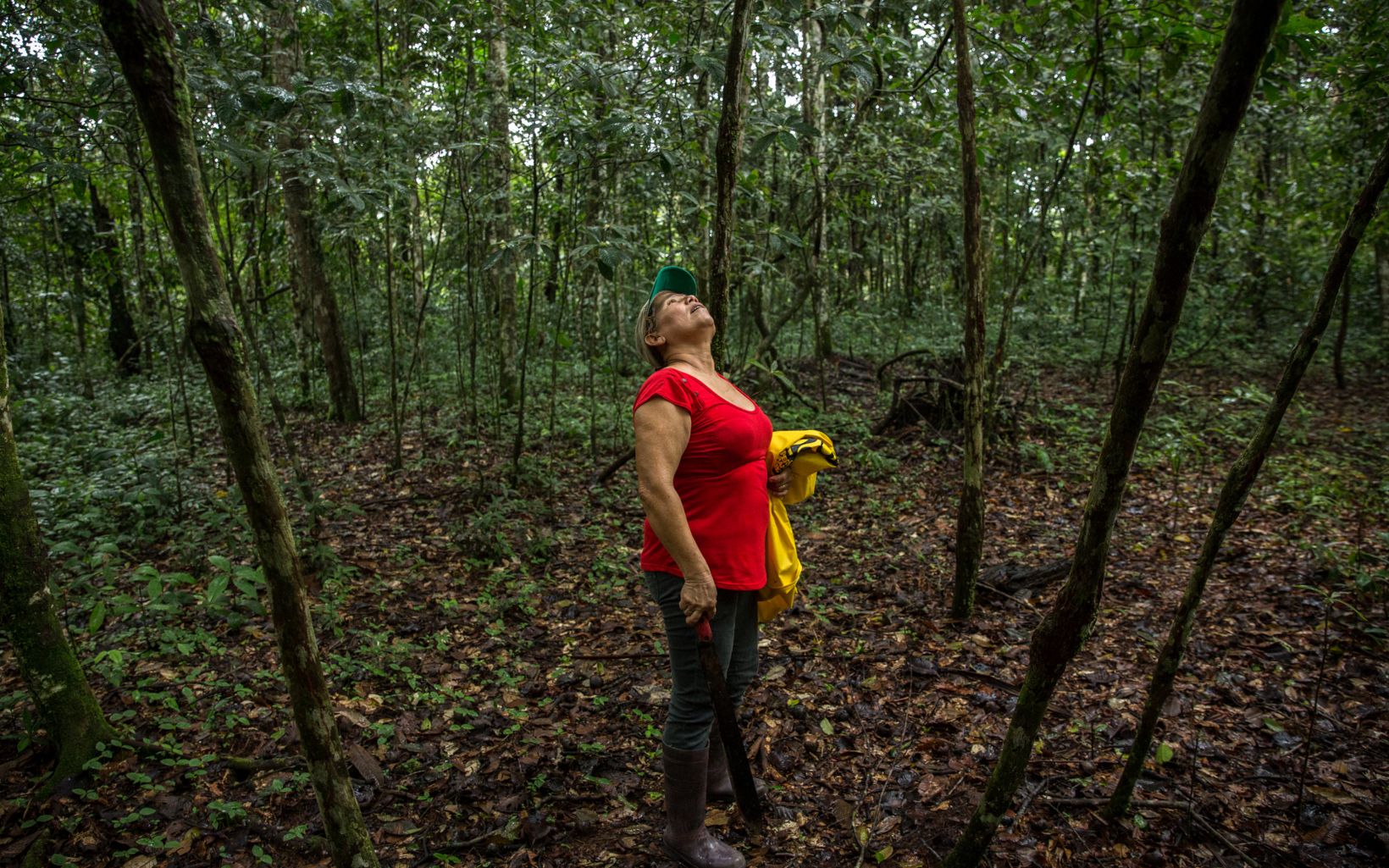 Conociendo el paisaje Mercedes ve las conexiones que la unen con su bosque conservado, con sus animales, que le dan de comer, y con su tierra, y espera protegerlo toda la vida. © TNC Colombia