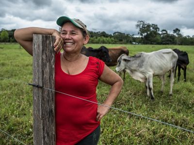 Mercedes ve las conexiones que la unen con su bosque conservado, con sus animales, que le dan de comer, y con su tierra, y espera protegerlo toda la vida.