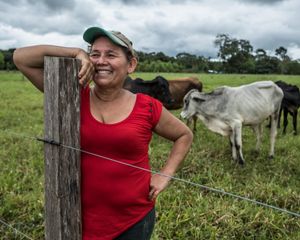 Mercedes ve las conexiones que la unen con su bosque conservado, con sus animales, que le dan de comer, y con su tierra, y espera protegerlo toda la vida.